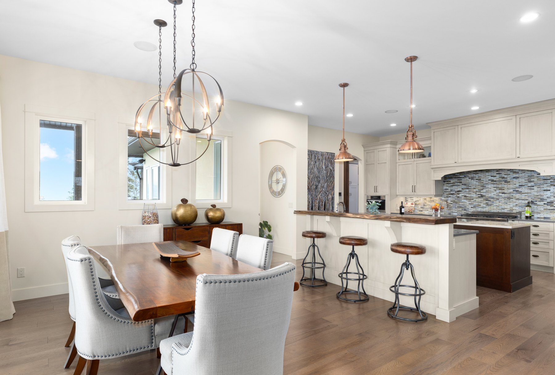 Kitchen and dining area with an island and pendant lighting, Kelowna home interior